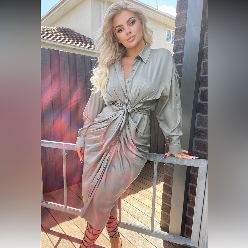 🎄SALE🎄 NWT Fashion Nova midi shirt size dress